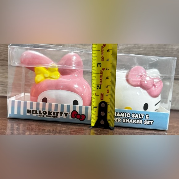 Hello Kitty Ceramic Salt & Pepper Shaker Set - NEW - Picture 6 of 6